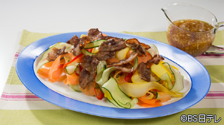 肉にも野菜にも使える便利なソース！“カリカリ豚と夏野菜のサラダ　黒酢玉ねぎソース”