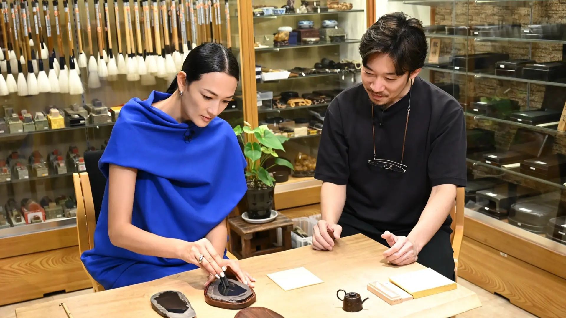冨永愛の伝統to未来｜冨永愛が日本唯一の製硯師・青栁貴史氏を取材〜石